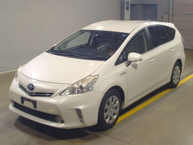 12693 Toyota Prius alpha ZVW41W 2013 г. (TAA Yokohama)